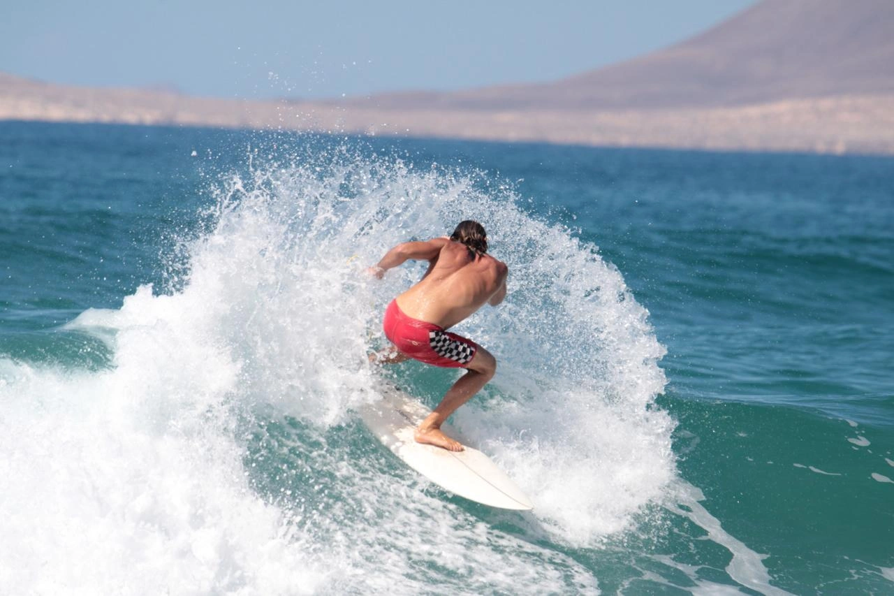 Instructor haciendo surf